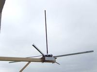 Antena samochodowa przy oknie w bloku Antena samochodowa przy oknie w bloku