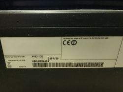 Etykieta z danymi technicznymi urządzenia elektronicznego, w tym numery seryjne, typ modelu i oznaczenia CE.
