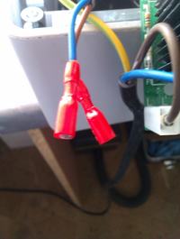 Jak podłączyć kable zasilające w niszczarce Ideal 4002cc?