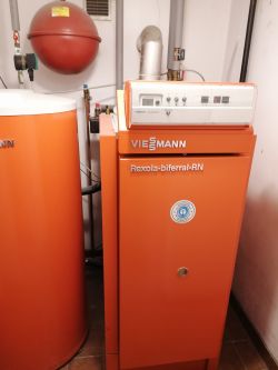 Kocioł gazowy Viessmann Rexola-biferral-RN w pomieszczeniu technicznym