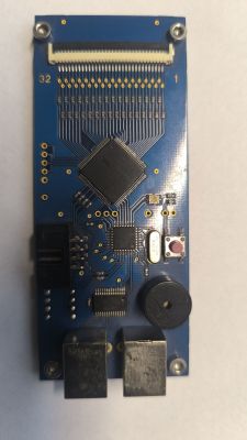 Programator KBC Vertyanov JIG v3.1 z złączami i układami scalonymi na niebieskiej płytce PCB