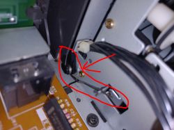 Wnętrze magnetofonu kasetowego Yamaha kx-690 z zaznaczoną strzałką brakującą sprężynką.