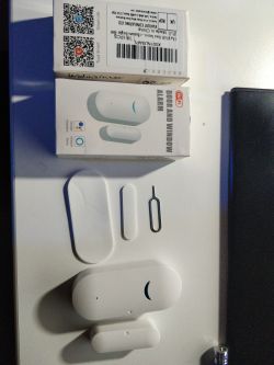 Tuya Door/Window Sensor with Accessories Tuya door/window sensor set with components on a white background.