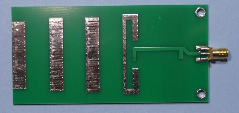 PCB-YAGI-Wi-Fi-Antenne auf einer grünen Platine mit drei Metallstreifen und einem Anschluss.