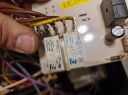 Zbliżenie na przekaźniki w piekarniku Siemens, ukazujące oznaczenia.