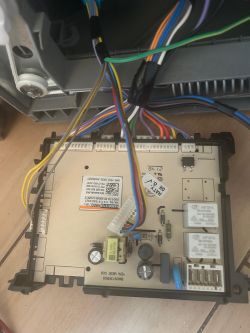 Moduł sterujący zmywarki Beko DIS35026 z podłączonymi przewodami