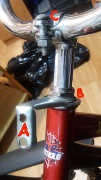 Jak usunąć element mocowania odblasku i regulować kierownicę w rowerze 16 cali?
