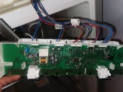 Płytka drukowana z kolorowymi kablami i komponentami elektronicznymi.