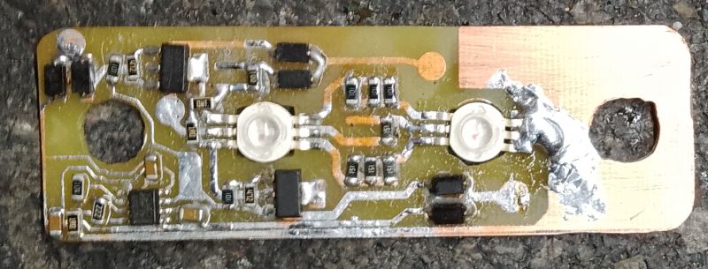 Zbliżenie na prototyp płytki PCB z zamontowanymi elementami elektronicznymi.
