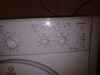 Indesit IWSC5105 - Pralka nie wiruje, pobiera wodę przy wirowaniu