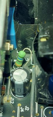 Widok wnętrza zasilacza Pure Power 11 z widocznym rezystorem R128 o wartości 56 Ω.