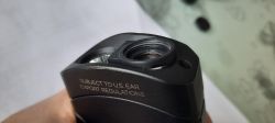 Zbliżenie na górną część kamery termograficznej z widoczną optyką i napisem SUBJECT TO U.S. EAR EXPORT REGULATIONS.