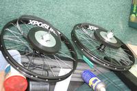 Utrzymujący równowagę skuter inspirowany odlskulowym rowerem