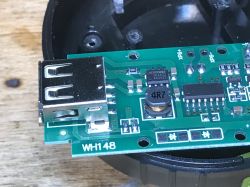 Zbliżenie na płytkę drukowaną lampki kempingowej z komponentami elektronicznymi