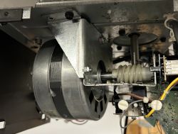 Wnętrze napędu bramy garażowej Chamberlain A140/2000CD z widocznym mechanizmem przekładni i przewodami.