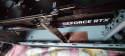Wnętrze komputera z kartą graficzną MSI GeForce RTX zamocowaną przy użyciu własnoręcznie wykonanego wspornika.
