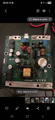Płytka elektroniki Bose z dużym kondensatorem, cewkami i widocznymi śladami zabrudzeń/przegrzania