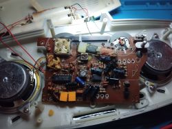 Płytka drukowana z elementami elektronicznymi i podłączonymi przewodami.
