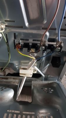 Siemens HB424540E - Wybija bezpieczniki i kopie prądem po podłączeniu do gniazdka