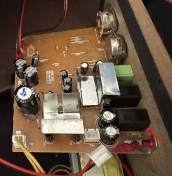 Płytka PCB z zaznaczonym czarnym gniazdem JACK oznaczonym jako L_SPK