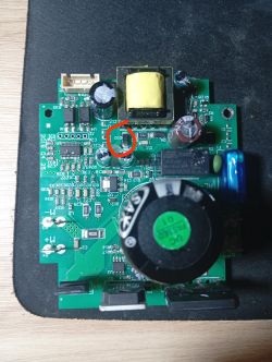 Płytka PCB z transformatorem i kondensatorami; czerwonym kółkiem zaznaczony element SMD przy D10