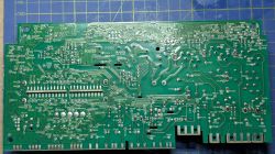 Lutowania i ścieżki na spodzie płytki PCB zmywarki, bez widocznych uszkodzeń