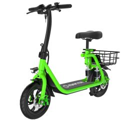 Zielono-czarna hulajnoga elektryczna z siodełkiem i tylnym koszykiem na białym tle