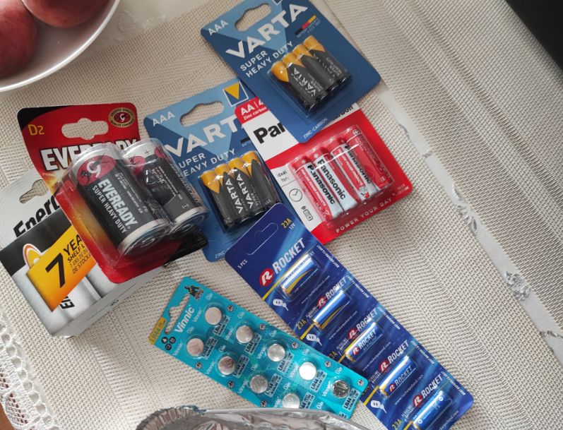 Zestaw baterii różnych marek na stole