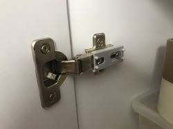 Lampki LED do szafy montowane na zawias - małe i praktyczne