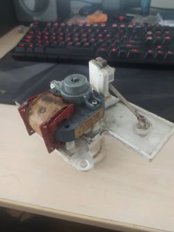 Zdjęcie zepsutej pompy kondensatu z suszarki Miele T455C