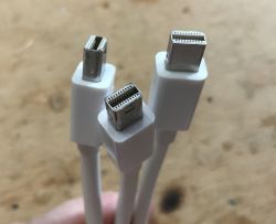 Wnętrze trzech różnych przejściówek Mini Display Port na VGA Wnętrze trzech różnych przejściówek Mini Display Port na VGA