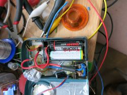 Latarka wykorzystująca panel diod z "żarówki LED" zasilana z 2 baterii
