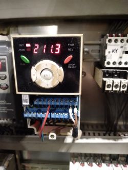 Ustawienie sterowania 3-przewodowego w falowniku Ls SV075iG5A-4 z pompą - kwestia kontaktora