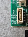 Zbliżenie na płytkę PCB z portem micro‑USB i białym złączem wielopinowym