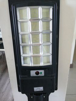 Lampa solarna 600W - wymiana wylanych baterii, brak oznaczeń