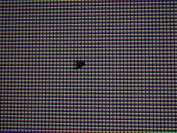 Makro siatki pikseli RGB ekranu LCD z ciemną plamą w pobliżu środka