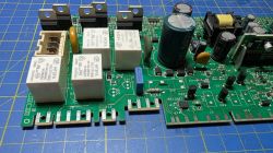Zbliżenie na płytkę drukowaną z przekaźnikami HF3FA i kondensatorem elektrolitycznym.