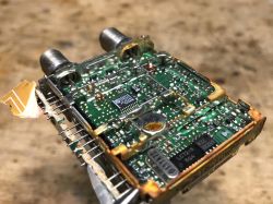 Płytka PCB ze starego tunera satelitarnego z widocznymi elementami elektronicznymi.