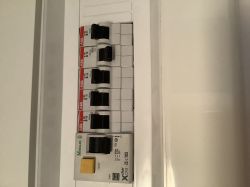 Panel elektryczny z wyłącznikami różnicowoprądowymi.