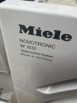 Zbliżenie na panel pralki Miele Novotronic W 1512 z informacjami o systemie Watercontrol.