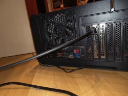 Tylna część obudowy komputera z podłączonym kablem HDMI.