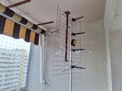 Antena telewizyjna siatkowa zamontowana na balkonie bloku mieszkalnego