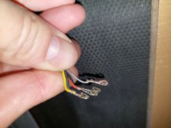 Zbliżenie na końcówki przewodów i połamany pin w złączce.