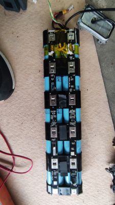 Rozłożona bateria z napięciem 3.76-3.78V i białym śladem na celi 5.