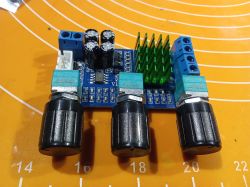 Moduł elektroniczny z potencjometrami i radiatorami.