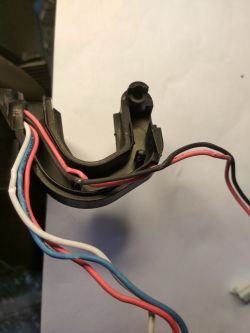 Fragment odkurzacza z kolorowymi przewodami elektrycznymi.