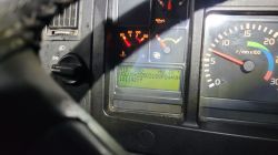 Wyświetlacz diagnostyczny w samochodzie ciężarowym Volvo FL6 z błędami dotyczącymi zawieszenia pneumatycznego.