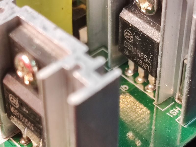 Zbliżenie na elementy elektroniczne wewnątrz stacji lutowniczej Yato YT-82462