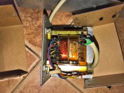 Transformator TS8/32 Unitra Zatra z widocznymi uzwojeniami i połączeniami elektrycznymi.