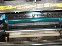 Konica 282: Błąd C2557, drukowanie czarnych stron mimo wymiany części, utwardzony toner